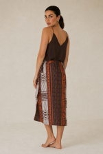 Ioulida Viscose Wrap Midi Skirt Κωδικός: 2728 Χαρακτηριστικά Προϊόντος • Πολυμορφική κρουαζέ midi φούστα • Εσωτερικό φύλλο που ασφαλίζει με κορδονάκι • Εξωτερικό φύλλο που τυλίγει το σώμα και δένει στη μέση • Ρυθμιζόμενη εφαρμογή που προσαρμόζεται εύκολα στη σιλουέτα • Άνετη γραμμή με φυσική κίνηση • Midi μήκος • Ασύμμετρο τελείωμα • One Size – καλύπτει έως X-Large • Viscose blend σύνθεση • Ανάλαφρη, δροσερή και breathable αίσθηση • Πολύ μαλακή υφή με όμορφη εφαρμογή Διαστάσεις (One Size) • Μέση: έως 105 cm (ρυθμιζόμενη με δέσιμο) • Περιφέρεια: έως 120 cm • Μήκος: Midi Asymmetrical Οδηγίες Φροντίδας • Πλύσιμο στους 30°C • Χωρίς στύψιμο • Σιδέρωμα σε χαμηλή θερμοκρασία