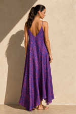 Bestie Art Silk Maxi Dress in Magenta Blue Χαρακτηριστικά Προϊόντος • Maxi φόρεμα σε αέρινη και ιδιαίτερα θηλυκή γραμμή • Εντυπωσιακό εμπριμέ print σε αποχρώσεις του magenta  & blue • 100% Art Silk ύφασμα • Ανάλαφρη, δροσερή και μεταξένια υφή • V λαιμόκοψη μπροστά και πίσω • Λεπτά ραντάκια που αναδεικνύουν τους ώμους • Ασύμμετρο τελείωμα με πλούσια κίνηση • Oversized εφαρμογή που αγκαλιάζει όμορφα τη σιλουέτα • Δεν διαφανίζει • Non Iron – δεν χρειάζεται σιδέρωμα • One Size – καλύπτει έως Large Plus Διαστάσεις Μέγεθος Στήθος Μέση Περιφέρεια One Size έως 120 cm έως 115 cm έως 145 cm Σύνθεση • 100% Art Silk Φροντίδα • Πλύσιμο στο χέρι ή σε κρύο νερό • Χωρίς στύψιμο • Φυσικό στέγνωμα • Δεν απαιτεί σιδέρωμα (Non Iron)