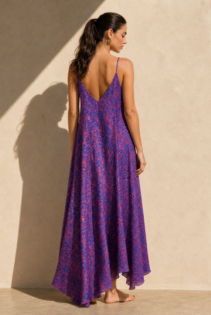 Bestie Art Silk Maxi Dress in Magenta Blue Χαρακτηριστικά Προϊόντος • Maxi φόρεμα σε αέρινη και ιδιαίτερα θηλυκή γραμμή • Εντυπωσιακό εμπριμέ print σε αποχρώσεις του magenta  & blue • 100% Art Silk ύφασμα • Ανάλαφρη, δροσερή και μεταξένια υφή • V λαιμόκοψη μπροστά και πίσω • Λεπτά ραντάκια που αναδεικνύουν τους ώμους • Ασύμμετρο τελείωμα με πλούσια κίνηση • Oversized εφαρμογή που αγκαλιάζει όμορφα τη σιλουέτα • Δεν διαφανίζει • Non Iron – δεν χρειάζεται σιδέρωμα • One Size – καλύπτει έως Large Plus Διαστάσεις Μέγεθος Στήθος Μέση Περιφέρεια One Size έως 120 cm έως 115 cm έως 145 cm Σύνθεση • 100% Art Silk Φροντίδα • Πλύσιμο στο χέρι ή σε κρύο νερό • Χωρίς στύψιμο • Φυσικό στέγνωμα • Δεν απαιτεί σιδέρωμα (Non Iron)