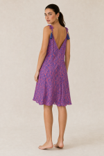 Italy Mini Art Silk Dress in magenta and blue Χαρακτηριστικά Προϊόντος • Mini φόρεμα με ιδιαίτερο  print σε αποχρώσεις mint  και sand • V λαιμόκοψη μπροστά και πίσω • Ρυθμιζόμενες τιράντες που δένουν στους ώμους με διακοσμητικές φούντες • Άνετη Α γραμμή που κολακεύει τη σιλουέτα ασύμμετρο σχέδιο  • Ανάλαφρη εφαρμογή με όμορφη κίνηση • One Size – καλύπτει έως X-Large • Ύφασμα Art Silk • Πολύ δροσερό, ανάλαφρο και εξαιρετικά απαλό στην αφή • Δεν διαφανίζει Διαστάσεις Μέγεθος Στήθος Περιφέρεια Μήκος One Size έως 118 cm έως 140 cm 90 cm* *Το μήκος προσαρμόζεται εύκολα χάρη στις τιράντες που δένουν στους ώμους. Οδηγίες Φροντίδας • Πλύσιμο στο κρύο νερό • Χωρίς στύψιμο • Δεν χρειάζεται σιδέρωμα