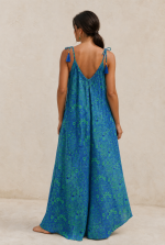 Julie Dress in blue-green Χαρακτηριστικά Προϊόντος • Υλικό: 100% Art Silk • Υφή: Ανάλαφρη, δροσερή & σατινέ • Κόψιμο: Ασύμμετρο που κολακεύει τη σιλουέτα • Λαιμόκοψη: V cut μπροστά & πίσω • Ραντάκια: Κορδονάκια που δένουν και προσαρμόζονται • Τελείωμα: Ασύμμετρο • Ιδιότητα: Non Iron • Μέγεθος: One Size  Εφαρμογή • Άνετη, αέρινη εφαρμογή • Καλύπτει άνετα έως L/XL Στήθος: έως 100–105 cm Μέση: έως 100 cm  Περιφέρεια: έως 145 cm Οδηγίες Φροντίδας • Πλύσιμο στο χέρι ή στους 30°C • Χωρίς στύψιμο • Φυσικό στέγνωμα • Δεν απαιτεί σιδέρωμα (non iron)