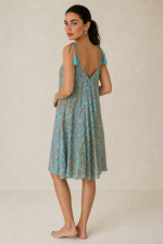 Italy Mini Art Silk Dress in mint Χαρακτηριστικά Προϊόντος • Mini φόρεμα με ιδιαίτερο  print σε αποχρώσεις mint  και sand • V λαιμόκοψη μπροστά και πίσω • Ρυθμιζόμενες τιράντες που δένουν στους ώμους με διακοσμητικές φούντες • Άνετη Α γραμμή που κολακεύει τη σιλουέτα ασύμμετρο σχέδιο  • Ανάλαφρη εφαρμογή με όμορφη κίνηση • One Size – καλύπτει έως X-Large • Ύφασμα Art Silk • Πολύ δροσερό, ανάλαφρο και εξαιρετικά απαλό στην αφή • Δεν διαφανίζει Διαστάσεις Μέγεθος Στήθος Περιφέρεια Μήκος One Size έως 118 cm έως 140 cm 90 cm* *Το μήκος προσαρμόζεται εύκολα χάρη στις τιράντες που δένουν στους ώμους. Οδηγίες Φροντίδας • Πλύσιμο στο κρύο νερό • Χωρίς στύψιμο • Δεν χρειάζεται σιδέρωμα
