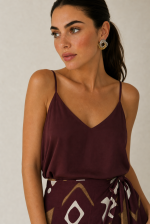 Tinos Viscose Wrap Midi Skirt Κωδικός: 2728 Χαρακτηριστικά Προϊόντος • Πολυμορφική κρουαζέ midi φούστα • Εσωτερικό φύλλο που ασφαλίζει με κορδονάκι • Εξωτερικό φύλλο που τυλίγει το σώμα και δένει στη μέση • Ρυθμιζόμενη εφαρμογή που προσαρμόζεται εύκολα στη σιλουέτα • Άνετη γραμμή με φυσική κίνηση • Midi μήκος • Ασύμμετρο τελείωμα • One Size – καλύπτει έως X-Large • Viscose blend σύνθεση • Ανάλαφρη, δροσερή και breathable αίσθηση • Πολύ μαλακή υφή με όμορφη εφαρμογή Διαστάσεις (One Size) • Μέση: έως 105 cm (ρυθμιζόμενη με δέσιμο) • Περιφέρεια: έως 120 cm • Μήκος: Midi Asymmetrical Οδηγίες Φροντίδας • Πλύσιμο στους 30°C • Χωρίς στύψιμο • Σιδέρωμα σε χαμηλή θερμοκρασία