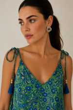 Italy Mini Art Silk Dress in green Χαρακτηριστικά Προϊόντος • Mini φόρεμα με ιδιαίτερο  print σε αποχρώσεις του πράσινου  του μπλε και του χρυσού • V λαιμόκοψη μπροστά και πίσω • Ρυθμιζόμενες τιράντες που δένουν στους ώμους με διακοσμητικές φούντες • Άνετη Α γραμμή που κολακεύει τη σιλουέτα ασύμμετρο σχέδιο  • Ανάλαφρη εφαρμογή με όμορφη κίνηση • One Size – καλύπτει έως X-Large • Ύφασμα Art Silk • Πολύ δροσερό, ανάλαφρο και εξαιρετικά απαλό στην αφή • Δεν διαφανίζει Διαστάσεις Μέγεθος Στήθος Περιφέρεια Μήκος One Size έως 118 cm έως 140 cm 90 cm* *Το μήκος προσαρμόζεται εύκολα χάρη στις τιράντες που δένουν στους ώμους. Οδηγίες Φροντίδας • Πλύσιμο στο κρύο νερό • Χωρίς στύψιμο • Δεν χρειάζεται σιδέρωμα