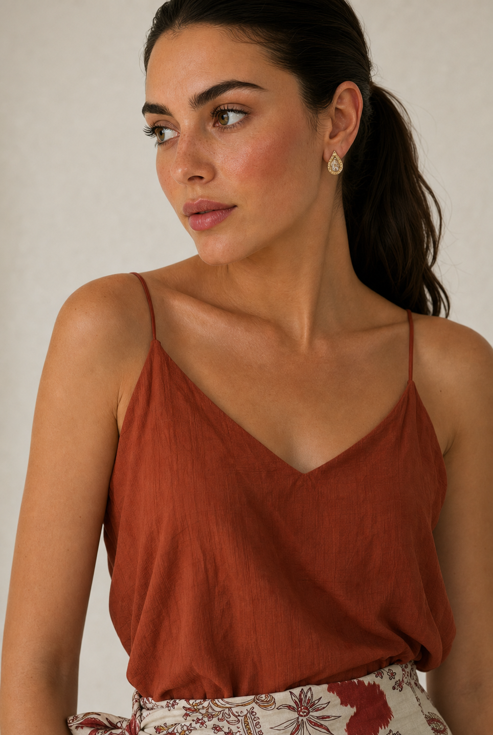Viscose Blend Cami Top in rusty orange Χαρακτηριστικά Προϊόντος • Αέρινο cami top σε χαλαρή, άνετη γραμμή • Κομψό V ντεκολτέ μπροστά και πίσω • Λεπτές σταθερές τιράντες • Ελαφρώς Α γραμμή που πέφτει όμορφα στο σώμα • One Size – καλύπτει έως Large • Ύφασμα από viscose blend με διακριτικό εφέ gofre • Ανάλαφρη, δροσερή και breathable υφή • Πολύ μαλακή αίσθηση στο δέρμα • Δεν διαφανίζει • Ιδανικό για καθημερινά, resort και βραδινά καλοκαιρινά looks Διαστάσεις Μέγεθος Στήθος Μέση Μήκος One Size έως 104 cm έως 110 cm περίπου 63 cm Σύνθεση • Viscose Blend Φροντίδα • Πλύσιμο έως 30°C • Χωρίς στύψιμο • Φυσικό στέγνωμα • Σιδέρωμα σε χαμηλή θερμοκρασία Viscose Blend Cami Top in rusty orange Χαρακτηριστικά Προϊόντος • Αέρινο cami top σε χαλαρή, άνετη γραμμή • Κομψό V ντεκολτέ μπροστά και πίσω • Λεπτές σταθερές τιράντες • Ελαφρώς Α γραμμή που πέφτει όμορφα στο σώμα • One Size – καλύπτει έως Large • Ύφασμα από viscose blend με διακριτικό εφέ gofre • Ανάλαφρη, δροσερή και breathable υφή • Πολύ μαλακή αίσθηση στο δέρμα • Δεν διαφανίζει • Ιδανικό για καθημερινά, resort και βραδινά καλοκαιρινά looks Διαστάσεις Μέγεθος Στήθος Μέση Μήκος One Size έως 104 cm έως 110 cm περίπου 63 cm Σύνθεση • Viscose Blend Φροντίδα • Πλύσιμο έως 30°C • Χωρίς στύψιμο • Φυσικό στέγνωμα • Σιδέρωμα σε χαμηλή θερμοκρασία