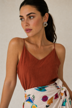 Funky Viscose Wrap Mini Skirt Κωδικός: 7891 Χαρακτηριστικά Προϊόντος • Mini κρουαζέ φούστα με ρυθμιζόμενο δέσιμο στη μέση • Διπλή εφαρμογή με εσωτερικό και εξωτερικό δέσιμο • Εσωτερικό φύλλο που ασφαλίζει με κορδονάκι • Εξωτερικό φύλλο που αγκαλιάζει το σώμα και δένει στη μέση • Προσαρμόζεται εύκολα στη σιλουέτα • Άνετη και θηλυκή γραμμή • One Size – καλύπτει έως Large • Viscose blend σύνθεση • Ανάλαφρη, δροσερή και breathable αίσθηση • Μαλακή υφή με φυσική κίνηση • Ιδανική για καθημερινές εμφανίσεις, διακοπές και καλοκαιρινά looks Διαστάσεις Μέγεθος Μέση Περιφέρεια Μήκος One Size έως 100 cm (ρυθμιζόμενη) έως 110 cm Mini Φροντίδα • Πλύσιμο στους 30°C • Χωρίς στύψιμο • Σιδέρωμα σε χαμηλή θερμοκρασία