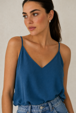 Sunset Crepe Loose Fit Crop Top in petrol Χαρακτηριστικά Προϊόντος • Loose fit cropped top με minimal αισθητική • Άνετη, αέρινη γραμμή που χαρίζει φυσική κίνηση • Κομψό V ντεκολτέ μπροστά και πίσω • Λεπτές σταθερές τιράντες • Cropped μήκος, ιδανικό για ψηλόμεσα παντελόνια και φούστες • One Size – καλύπτει έως Large Plus • Crepe ύφασμα με ανάλαφρη και δροσερή υφή • Δεν διαφανίζει • Non Iron – δεν χρειάζεται σιδέρωμα • Πολύ άνετη εφαρμογή που δεν πιέζει το σώμα Διαστάσεις Μέγεθος Στήθος Μέση Μήκος One Size έως 108 cm έως 112 cm περίπου 55 cm Σύνθεση • Crepe Φροντίδα • Πλύσιμο έως 30°C • Χωρίς στύψιμο • Φυσικό στέγνωμα • Δεν χρειάζεται σιδέρωμα (Non Iron)