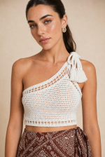 Milos Viscose Wrap Midi Skirt in Rusty Orange Κωδικός: 3033 Χαρακτηριστικά Προϊόντος • Πολυμορφική κρουαζέ midi φούστα • Εσωτερικό φύλλο που ασφαλίζει με κορδονάκι • Εξωτερικό φύλλο που τυλίγει το σώμα και δένει στη μέση • Ρυθμιζόμενη εφαρμογή που προσαρμόζεται εύκολα στη σιλουέτα • Άνετη γραμμή με φυσική κίνηση • Midi μήκος • Ασύμμετρο τελείωμα • One Size – καλύπτει έως X-Large • Viscose blend σύνθεση καφέ  αποχρωση • Ανάλαφρη, δροσερή και breathable αίσθηση • Πολύ μαλακή υφή με όμορφη εφαρμογή Διαστάσεις (One Size) • Μέση: έως 105 cm (ρυθμιζόμενη με δέσιμο) • Περιφέρεια: έως 120 cm • Μήκος: Midi Asymmetrical Οδηγίες Φροντίδας • Πλύσιμο στους 30°C • Χωρίς στύψιμο • Σιδέρωμα σε χαμηλή θερμοκρασία