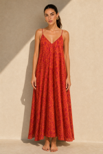 Bestie Art Silk Maxi Dress Χαρακτηριστικά Προϊόντος • Maxi φόρεμα σε αέρινη και ιδιαίτερα θηλυκή γραμμή • Εντυπωσιακό εμπριμέ print σε αποχρώσεις του κεραμιδί, πορτοκαλί και φούξια • 100% Art Silk ύφασμα • Ανάλαφρη, δροσερή και μεταξένια υφή • V λαιμόκοψη μπροστά και πίσω • Λεπτά ραντάκια που αναδεικνύουν τους ώμους • Ασύμμετρο τελείωμα με πλούσια κίνηση • Oversized εφαρμογή που αγκαλιάζει όμορφα τη σιλουέτα • Δεν διαφανίζει • Non Iron – δεν χρειάζεται σιδέρωμα • One Size – καλύπτει έως Large Plus Διαστάσεις Μέγεθος Στήθος Μέση Περιφέρεια One Size έως 120 cm έως 115 cm έως 145 cm Σύνθεση • 100% Art Silk Φροντίδα • Πλύσιμο στο χέρι ή σε κρύο νερό • Χωρίς στύψιμο • Φυσικό στέγνωμα • Δεν απαιτεί σιδέρωμα (Non Iron)