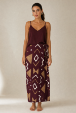 Tinos Viscose Wrap Midi Skirt Κωδικός: 2728 Χαρακτηριστικά Προϊόντος • Πολυμορφική κρουαζέ midi φούστα • Εσωτερικό φύλλο που ασφαλίζει με κορδονάκι • Εξωτερικό φύλλο που τυλίγει το σώμα και δένει στη μέση • Ρυθμιζόμενη εφαρμογή που προσαρμόζεται εύκολα στη σιλουέτα • Άνετη γραμμή με φυσική κίνηση • Midi μήκος • Ασύμμετρο τελείωμα • One Size – καλύπτει έως X-Large • Viscose blend σύνθεση • Ανάλαφρη, δροσερή και breathable αίσθηση • Πολύ μαλακή υφή με όμορφη εφαρμογή Διαστάσεις (One Size) • Μέση: έως 105 cm (ρυθμιζόμενη με δέσιμο) • Περιφέρεια: έως 120 cm • Μήκος: Midi Asymmetrical Οδηγίες Φροντίδας • Πλύσιμο στους 30°C • Χωρίς στύψιμο • Σιδέρωμα σε χαμηλή θερμοκρασία