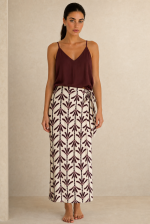 Poros Viscose Wrap Midi Skirt Κωδικός: 2728 Χαρακτηριστικά Προϊόντος • Πολυμορφική κρουαζέ midi φούστα • Εσωτερικό φύλλο που ασφαλίζει με κορδονάκι • Εξωτερικό φύλλο που τυλίγει το σώμα και δένει στη μέση • Ρυθμιζόμενη εφαρμογή που προσαρμόζεται εύκολα στη σιλουέτα • Άνετη γραμμή με φυσική κίνηση • Midi μήκος • Ασύμμετρο τελείωμα • One Size – καλύπτει έως X-Large • Viscose blend σύνθεση • Ανάλαφρη, δροσερή και breathable αίσθηση • Πολύ μαλακή υφή με όμορφη εφαρμογή Διαστάσεις (One Size) • Μέση: έως 105 cm (ρυθμιζόμενη με δέσιμο) • Περιφέρεια: έως 120 cm • Μήκος: Midi Asymmetrical Οδηγίες Φροντίδας • Πλύσιμο στους 30°C • Χωρίς στύψιμο • Σιδέρωμα σε χαμηλή θερμοκρασία