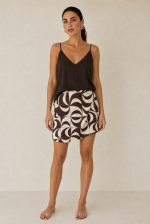 Bella Viscose Wrap Mini Skirt in brown Κωδικός: 7891 Χαρακτηριστικά Προϊόντος • Mini κρουαζέ φούστα με ρυθμιζόμενο δέσιμο στη μέση • Διπλή εφαρμογή με εσωτερικό και εξωτερικό δέσιμο • Εσωτερικό φύλλο που ασφαλίζει με κορδονάκι • Εξωτερικό φύλλο που αγκαλιάζει το σώμα και δένει στη μέση • Προσαρμόζεται εύκολα στη σιλουέτα • Άνετη και θηλυκή γραμμή • One Size – καλύπτει έως Large • Ύφασμα από viscose blend σύνθεση • Ανάλαφρη, δροσερή και breathable αίσθηση • Μαλακή υφή με όμορφη φυσική κίνηση • Ιδανική για καθημερινές εμφανίσεις και καλοκαιρινά looks Διαστάσεις (One Size) • Μέση: έως 100 cm (ρυθμιζόμενη με δέσιμο) • Περιφέρεια: έως 110 cm • Μήκος: Mini Οδηγίες Φροντίδας • Πλύσιμο στους 30°C • Χωρίς στύψιμο • Σιδέρωμα σε χαμηλή θερμοκρασία