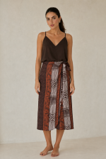 Ioulida Viscose Wrap Midi Skirt Κωδικός: 2728 Χαρακτηριστικά Προϊόντος • Πολυμορφική κρουαζέ midi φούστα • Εσωτερικό φύλλο που ασφαλίζει με κορδονάκι • Εξωτερικό φύλλο που τυλίγει το σώμα και δένει στη μέση • Ρυθμιζόμενη εφαρμογή που προσαρμόζεται εύκολα στη σιλουέτα • Άνετη γραμμή με φυσική κίνηση • Midi μήκος • Ασύμμετρο τελείωμα • One Size – καλύπτει έως X-Large • Viscose blend σύνθεση • Ανάλαφρη, δροσερή και breathable αίσθηση • Πολύ μαλακή υφή με όμορφη εφαρμογή Διαστάσεις (One Size) • Μέση: έως 105 cm (ρυθμιζόμενη με δέσιμο) • Περιφέρεια: έως 120 cm • Μήκος: Midi Asymmetrical Οδηγίες Φροντίδας • Πλύσιμο στους 30°C • Χωρίς στύψιμο • Σιδέρωμα σε χαμηλή θερμοκρασία