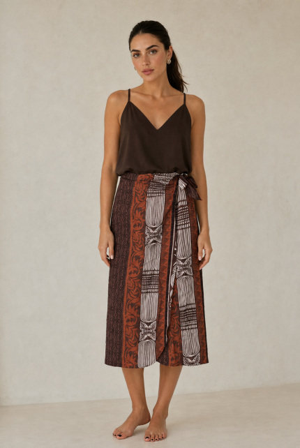 Ioulida Viscose Wrap Midi Skirt Κωδικός: 2728 Χαρακτηριστικά Προϊόντος • Πολυμορφική κρουαζέ midi φούστα • Εσωτερικό φύλλο που ασφαλίζει με κορδονάκι • Εξωτερικό φύλλο που τυλίγει το σώμα και δένει στη μέση • Ρυθμιζόμενη εφαρμογή που προσαρμόζεται εύκολα στη σιλουέτα • Άνετη γραμμή με φυσική κίνηση • Midi μήκος • Ασύμμετρο τελείωμα • One Size – καλύπτει έως X-Large • Viscose blend σύνθεση • Ανάλαφρη, δροσερή και breathable αίσθηση • Πολύ μαλακή υφή με όμορφη εφαρμογή Διαστάσεις (One Size) • Μέση: έως 105 cm (ρυθμιζόμενη με δέσιμο) • Περιφέρεια: έως 120 cm • Μήκος: Midi Asymmetrical Οδηγίες Φροντίδας • Πλύσιμο στους 30°C • Χωρίς στύψιμο • Σιδέρωμα σε χαμηλή θερμοκρασία
