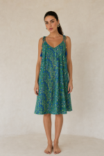 Italy Mini Art Silk Dress in green Χαρακτηριστικά Προϊόντος • Mini φόρεμα με ιδιαίτερο  print σε αποχρώσεις του πράσινου  του μπλε και του χρυσού • V λαιμόκοψη μπροστά και πίσω • Ρυθμιζόμενες τιράντες που δένουν στους ώμους με διακοσμητικές φούντες • Άνετη Α γραμμή που κολακεύει τη σιλουέτα ασύμμετρο σχέδιο  • Ανάλαφρη εφαρμογή με όμορφη κίνηση • One Size – καλύπτει έως X-Large • Ύφασμα Art Silk • Πολύ δροσερό, ανάλαφρο και εξαιρετικά απαλό στην αφή • Δεν διαφανίζει Διαστάσεις Μέγεθος Στήθος Περιφέρεια Μήκος One Size έως 118 cm έως 140 cm 90 cm* *Το μήκος προσαρμόζεται εύκολα χάρη στις τιράντες που δένουν στους ώμους. Οδηγίες Φροντίδας • Πλύσιμο στο κρύο νερό • Χωρίς στύψιμο • Δεν χρειάζεται σιδέρωμα