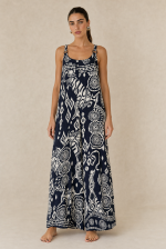 Nefeli Ολόσωμη Φόρμα in navy Κωδικός: 19226 Χαρακτηριστικά Προϊόντος • Oversized εφαρμογή για απόλυτη άνεση • Wide leg γραμμή που χαρίζει αέρινη κίνηση • One Size – καλύπτει έως X-Large • Φαρδιές τιράντες με διακοσμητικούς κρίκους • Μοντέρνο geometric print • Μαλακό, ανάλαφρο και breathable ύφασμα • Δροσερή αίσθηση, ιδανική για τις ζεστές ημέρες Διαστάσεις Μέγεθος Στήθος Μέση Περιφέρεια Μήκος One Size έως 110 cm έως 120 cm έως 135 cm περίπου 142 cm Φροντίδα • Πλύσιμο έως 30°C • Χωρίς στύψιμο • Όχι στεγνωτήριο • Φυσικό στέγνωμα • Σιδέρωμα σε χαμηλή θερμοκρασία