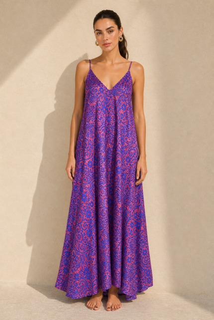 Bestie Art Silk Maxi Dress in Magenta Blue Χαρακτηριστικά Προϊόντος • Maxi φόρεμα σε αέρινη και ιδιαίτερα θηλυκή γραμμή • Εντυπωσιακό εμπριμέ print σε αποχρώσεις του magenta  & blue • 100% Art Silk ύφασμα • Ανάλαφρη, δροσερή και μεταξένια υφή • V λαιμόκοψη μπροστά και πίσω • Λεπτά ραντάκια που αναδεικνύουν τους ώμους • Ασύμμετρο τελείωμα με πλούσια κίνηση • Oversized εφαρμογή που αγκαλιάζει όμορφα τη σιλουέτα • Δεν διαφανίζει • Non Iron – δεν χρειάζεται σιδέρωμα • One Size – καλύπτει έως Large Plus Διαστάσεις Μέγεθος Στήθος Μέση Περιφέρεια One Size έως 120 cm έως 115 cm έως 145 cm Σύνθεση • 100% Art Silk Φροντίδα • Πλύσιμο στο χέρι ή σε κρύο νερό • Χωρίς στύψιμο • Φυσικό στέγνωμα • Δεν απαιτεί σιδέρωμα (Non Iron)