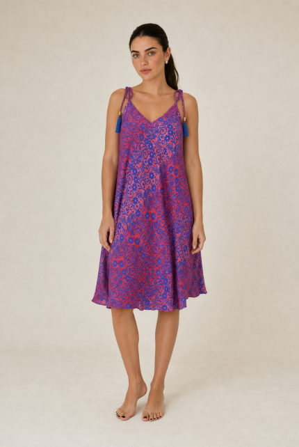 Italy Mini Art Silk Dress in magenta and blue Χαρακτηριστικά Προϊόντος • Mini φόρεμα με ιδιαίτερο  print σε αποχρώσεις mint  και sand • V λαιμόκοψη μπροστά και πίσω • Ρυθμιζόμενες τιράντες που δένουν στους ώμους με διακοσμητικές φούντες • Άνετη Α γραμμή που κολακεύει τη σιλουέτα ασύμμετρο σχέδιο  • Ανάλαφρη εφαρμογή με όμορφη κίνηση • One Size – καλύπτει έως X-Large • Ύφασμα Art Silk • Πολύ δροσερό, ανάλαφρο και εξαιρετικά απαλό στην αφή • Δεν διαφανίζει Διαστάσεις Μέγεθος Στήθος Περιφέρεια Μήκος One Size έως 118 cm έως 140 cm 90 cm* *Το μήκος προσαρμόζεται εύκολα χάρη στις τιράντες που δένουν στους ώμους. Οδηγίες Φροντίδας • Πλύσιμο στο κρύο νερό • Χωρίς στύψιμο • Δεν χρειάζεται σιδέρωμα