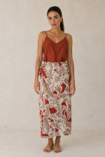Mykonos Viscose Wrap Midi Skirt Κωδικός: 2728 Χαρακτηριστικά Προϊόντος • Πολυμορφική κρουαζέ midi φούστα • Εσωτερικό φύλλο που ασφαλίζει με κορδονάκι • Εξωτερικό φύλλο που τυλίγει το σώμα και δένει στη μέση • Ρυθμιζόμενη εφαρμογή που προσαρμόζεται εύκολα στη σιλουέτα • Άνετη γραμμή με φυσική κίνηση • Midi μήκος • Ασύμμετρο τελείωμα • One Size – καλύπτει έως X-Large • Viscose blend σύνθεση • Ανάλαφρη, δροσερή και breathable αίσθηση • Πολύ μαλακή υφή με όμορφη εφαρμογή Διαστάσεις (One Size) • Μέση: έως 105 cm (ρυθμιζόμενη με δέσιμο) • Περιφέρεια: έως 120 cm • Μήκος: Midi Asymmetrical Οδηγίες Φροντίδας • Πλύσιμο στους 30°C • Χωρίς στύψιμο • Σιδέρωμα σε χαμηλή θερμοκρασία