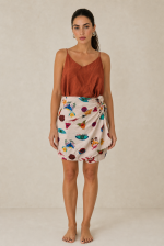 Funky Viscose Wrap Mini Skirt Κωδικός: 7891 Χαρακτηριστικά Προϊόντος • Mini κρουαζέ φούστα με ρυθμιζόμενο δέσιμο στη μέση • Διπλή εφαρμογή με εσωτερικό και εξωτερικό δέσιμο • Εσωτερικό φύλλο που ασφαλίζει με κορδονάκι • Εξωτερικό φύλλο που αγκαλιάζει το σώμα και δένει στη μέση • Προσαρμόζεται εύκολα στη σιλουέτα • Άνετη και θηλυκή γραμμή • One Size – καλύπτει έως Large • Viscose blend σύνθεση • Ανάλαφρη, δροσερή και breathable αίσθηση • Μαλακή υφή με φυσική κίνηση • Ιδανική για καθημερινές εμφανίσεις, διακοπές και καλοκαιρινά looks Διαστάσεις Μέγεθος Μέση Περιφέρεια Μήκος One Size έως 100 cm (ρυθμιζόμενη) έως 110 cm Mini Φροντίδα • Πλύσιμο στους 30°C • Χωρίς στύψιμο • Σιδέρωμα σε χαμηλή θερμοκρασία