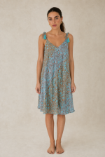 Italy Mini Art Silk Dress in mint Χαρακτηριστικά Προϊόντος • Mini φόρεμα με ιδιαίτερο  print σε αποχρώσεις mint  και sand • V λαιμόκοψη μπροστά και πίσω • Ρυθμιζόμενες τιράντες που δένουν στους ώμους με διακοσμητικές φούντες • Άνετη Α γραμμή που κολακεύει τη σιλουέτα ασύμμετρο σχέδιο  • Ανάλαφρη εφαρμογή με όμορφη κίνηση • One Size – καλύπτει έως X-Large • Ύφασμα Art Silk • Πολύ δροσερό, ανάλαφρο και εξαιρετικά απαλό στην αφή • Δεν διαφανίζει Διαστάσεις Μέγεθος Στήθος Περιφέρεια Μήκος One Size έως 118 cm έως 140 cm 90 cm* *Το μήκος προσαρμόζεται εύκολα χάρη στις τιράντες που δένουν στους ώμους. Οδηγίες Φροντίδας • Πλύσιμο στο κρύο νερό • Χωρίς στύψιμο • Δεν χρειάζεται σιδέρωμα