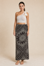 Milos Viscose Wrap Midi Skirt in brown Κωδικός: 2728 Χαρακτηριστικά Προϊόντος • Πολυμορφική κρουαζέ midi φούστα • Εσωτερικό φύλλο που ασφαλίζει με κορδονάκι • Εξωτερικό φύλλο που τυλίγει το σώμα και δένει στη μέση • Ρυθμιζόμενη εφαρμογή που προσαρμόζεται εύκολα στη σιλουέτα • Άνετη γραμμή με φυσική κίνηση • Midi μήκος • Ασύμμετρο τελείωμα • One Size – καλύπτει έως X-Large • Viscose blend σύνθεση καφέ  αποχρωση • Ανάλαφρη, δροσερή και breathable αίσθηση • Πολύ μαλακή υφή με όμορφη εφαρμογή Διαστάσεις (One Size) • Μέση: έως 105 cm (ρυθμιζόμενη με δέσιμο) • Περιφέρεια: έως 120 cm • Μήκος: Midi Asymmetrical Οδηγίες Φροντίδας • Πλύσιμο στους 30°C • Χωρίς στύψιμο • Σιδέρωμα σε χαμηλή θερμοκρασία