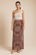 Milos Viscose Wrap Midi Skirt in Rusty Orange Κωδικός: 3033 Χαρακτηριστικά Προϊόντος • Πολυμορφική κρουαζέ midi φούστα • Εσωτερικό φύλλο που ασφαλίζει με κορδονάκι • Εξωτερικό φύλλο που τυλίγει το σώμα και δένει στη μέση • Ρυθμιζόμενη εφαρμογή που προσαρμόζεται εύκολα στη σιλουέτα • Άνετη γραμμή με φυσική κίνηση • Midi μήκος • Ασύμμετρο τελείωμα • One Size – καλύπτει έως X-Large • Viscose blend σύνθεση καφέ  αποχρωση • Ανάλαφρη, δροσερή και breathable αίσθηση • Πολύ μαλακή υφή με όμορφη εφαρμογή Διαστάσεις (One Size) • Μέση: έως 105 cm (ρυθμιζόμενη με δέσιμο) • Περιφέρεια: έως 120 cm • Μήκος: Midi Asymmetrical Οδηγίες Φροντίδας • Πλύσιμο στους 30°C • Χωρίς στύψιμο • Σιδέρωμα σε χαμηλή θερμοκρασία
