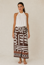 Naxos Viscose Wrap Midi Skirt Κωδικός: 2728 Χαρακτηριστικά Προϊόντος • Πολυμορφική κρουαζέ midi φούστα • Εσωτερικό φύλλο που ασφαλίζει με κορδονάκι • Εξωτερικό φύλλο που τυλίγει το σώμα και δένει στη μέση • Ρυθμιζόμενη εφαρμογή που προσαρμόζεται εύκολα στη σιλουέτα • Άνετη γραμμή με φυσική κίνηση • Midi μήκος • Ασύμμετρο τελείωμα • One Size – καλύπτει έως X-Large • Viscose blend σύνθεση • Ανάλαφρη, δροσερή και breathable αίσθηση • Πολύ μαλακή υφή με όμορφη εφαρμογή Διαστάσεις (One Size) • Μέση: έως 105 cm (ρυθμιζόμενη με δέσιμο) • Περιφέρεια: έως 120 cm • Μήκος: Midi Asymmetrical Οδηγίες Φροντίδας • Πλύσιμο στους 30°C • Χωρίς στύψιμο • Σιδέρωμα σε χαμηλή θερμοκρασία