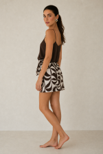 Bella Viscose Wrap Mini Skirt in brown Κωδικός: 7891 Χαρακτηριστικά Προϊόντος • Mini κρουαζέ φούστα με ρυθμιζόμενο δέσιμο στη μέση • Διπλή εφαρμογή με εσωτερικό και εξωτερικό δέσιμο • Εσωτερικό φύλλο που ασφαλίζει με κορδονάκι • Εξωτερικό φύλλο που αγκαλιάζει το σώμα και δένει στη μέση • Προσαρμόζεται εύκολα στη σιλουέτα • Άνετη και θηλυκή γραμμή • One Size – καλύπτει έως Large • Ύφασμα από viscose blend σύνθεση • Ανάλαφρη, δροσερή και breathable αίσθηση • Μαλακή υφή με όμορφη φυσική κίνηση • Ιδανική για καθημερινές εμφανίσεις και καλοκαιρινά looks Διαστάσεις (One Size) • Μέση: έως 100 cm (ρυθμιζόμενη με δέσιμο) • Περιφέρεια: έως 110 cm • Μήκος: Mini Οδηγίες Φροντίδας • Πλύσιμο στους 30°C • Χωρίς στύψιμο • Σιδέρωμα σε χαμηλή θερμοκρασία