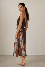 Ioulida Viscose Wrap Midi Skirt Κωδικός: 2728 Χαρακτηριστικά Προϊόντος • Πολυμορφική κρουαζέ midi φούστα • Εσωτερικό φύλλο που ασφαλίζει με κορδονάκι • Εξωτερικό φύλλο που τυλίγει το σώμα και δένει στη μέση • Ρυθμιζόμενη εφαρμογή που προσαρμόζεται εύκολα στη σιλουέτα • Άνετη γραμμή με φυσική κίνηση • Midi μήκος • Ασύμμετρο τελείωμα • One Size – καλύπτει έως X-Large • Viscose blend σύνθεση • Ανάλαφρη, δροσερή και breathable αίσθηση • Πολύ μαλακή υφή με όμορφη εφαρμογή Διαστάσεις (One Size) • Μέση: έως 105 cm (ρυθμιζόμενη με δέσιμο) • Περιφέρεια: έως 120 cm • Μήκος: Midi Asymmetrical Οδηγίες Φροντίδας • Πλύσιμο στους 30°C • Χωρίς στύψιμο • Σιδέρωμα σε χαμηλή θερμοκρασία