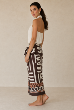 Naxos Viscose Wrap Midi Skirt Κωδικός: 2728 Χαρακτηριστικά Προϊόντος • Πολυμορφική κρουαζέ midi φούστα • Εσωτερικό φύλλο που ασφαλίζει με κορδονάκι • Εξωτερικό φύλλο που τυλίγει το σώμα και δένει στη μέση • Ρυθμιζόμενη εφαρμογή που προσαρμόζεται εύκολα στη σιλουέτα • Άνετη γραμμή με φυσική κίνηση • Midi μήκος • Ασύμμετρο τελείωμα • One Size – καλύπτει έως X-Large • Viscose blend σύνθεση • Ανάλαφρη, δροσερή και breathable αίσθηση • Πολύ μαλακή υφή με όμορφη εφαρμογή Διαστάσεις (One Size) • Μέση: έως 105 cm (ρυθμιζόμενη με δέσιμο) • Περιφέρεια: έως 120 cm • Μήκος: Midi Asymmetrical Οδηγίες Φροντίδας • Πλύσιμο στους 30°C • Χωρίς στύψιμο • Σιδέρωμα σε χαμηλή θερμοκρασία