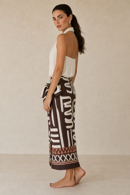 Naxos Viscose Wrap Midi Skirt Κωδικός: 2728 Χαρακτηριστικά Προϊόντος • Πολυμορφική κρουαζέ midi φούστα • Εσωτερικό φύλλο που ασφαλίζει με κορδονάκι • Εξωτερικό φύλλο που τυλίγει το σώμα και δένει στη μέση • Ρυθμιζόμενη εφαρμογή που προσαρμόζεται εύκολα στη σιλουέτα • Άνετη γραμμή με φυσική κίνηση • Midi μήκος • Ασύμμετρο τελείωμα • One Size – καλύπτει έως X-Large • Viscose blend σύνθεση • Ανάλαφρη, δροσερή και breathable αίσθηση • Πολύ μαλακή υφή με όμορφη εφαρμογή Διαστάσεις (One Size) • Μέση: έως 105 cm (ρυθμιζόμενη με δέσιμο) • Περιφέρεια: έως 120 cm • Μήκος: Midi Asymmetrical Οδηγίες Φροντίδας • Πλύσιμο στους 30°C • Χωρίς στύψιμο • Σιδέρωμα σε χαμηλή θερμοκρασία
