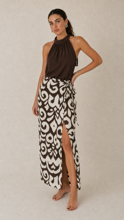 Serifos Viscose Wrap Midi Skirt in brown Κωδικός: 2728 Χαρακτηριστικά Προϊόντος • Πολυμορφική κρουαζέ midi φούστα • Εσωτερικό φύλλο που ασφαλίζει με κορδονάκι • Εξωτερικό φύλλο που τυλίγει το σώμα και δένει στη μέση • Ρυθμιζόμενη εφαρμογή που προσαρμόζεται εύκολα στη σιλουέτα • Άνετη γραμμή με φυσική κίνηση • Midi μήκος • Ασύμμετρο τελείωμα • One Size – καλύπτει έως X-Large • Viscose blend σύνθεση • Ανάλαφρη, δροσερή και breathable αίσθηση • Πολύ μαλακή υφή με όμορφη εφαρμογή Διαστάσεις (One Size) • Μέση: έως 105 cm (ρυθμιζόμενη με δέσιμο) • Περιφέρεια: έως 120 cm • Μήκος: Midi Asymmetrical Οδηγίες Φροντίδας • Πλύσιμο στους 30°C • Χωρίς στύψιμο • Σιδέρωμα σε χαμηλή θερμοκρασία