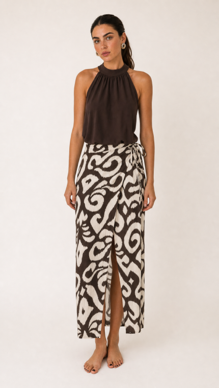 Serifos Viscose Wrap Midi Skirt in brown Κωδικός: 2728 Χαρακτηριστικά Προϊόντος • Πολυμορφική κρουαζέ midi φούστα • Εσωτερικό φύλλο που ασφαλίζει με κορδονάκι • Εξωτερικό φύλλο που τυλίγει το σώμα και δένει στη μέση • Ρυθμιζόμενη εφαρμογή που προσαρμόζεται εύκολα στη σιλουέτα • Άνετη γραμμή με φυσική κίνηση • Midi μήκος • Ασύμμετρο τελείωμα • One Size – καλύπτει έως X-Large • Viscose blend σύνθεση • Ανάλαφρη, δροσερή και breathable αίσθηση • Πολύ μαλακή υφή με όμορφη εφαρμογή Διαστάσεις (One Size) • Μέση: έως 105 cm (ρυθμιζόμενη με δέσιμο) • Περιφέρεια: έως 120 cm • Μήκος: Midi Asymmetrical Οδηγίες Φροντίδας • Πλύσιμο στους 30°C • Χωρίς στύψιμο • Σιδέρωμα σε χαμηλή θερμοκρασία