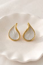 Tear Drop Stainless Steel Σκουλαρίκια Χαρακτηριστικά • Stainless Steel • Δίχρωμος σχεδιασμός (χρυσό & ασημί) • Ανάγλυφη μεταλλική υφή • Σχήμα Tear Drop Διαστάσεις : Μήκος 3 εκ. Υψος 4εκ • Υποαλλεργικά • Ανθεκτικά στην καθημερινή χρήση • Ελαφριά εφαρμογή • Ιδανικά για καθημερινές & βραδινές εμφανίσεις Υλικό Stainless Steel  Υποαλλεργικό  Δεν μαυρίζει εύκολα Ανθεκτικό στη φθορά και την καθημερινή χρήση  Δεν σκουριάζει Διατηρεί τη λάμψη του για μεγάλο χρονικό διάστημα