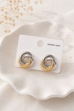 Mini Cycle Knot Stainless Steel Σκουλαρίκια Χαρακτηριστικά Προϊόντος • Υψηλής ποιότητας Stainless Steel • Δίχρωμος σχεδιασμός σε χρυσή & ασημί απόχρωση • Mini Cycle σχέδιο • Διάμετρος: 2 εκ. (20 mm) • Minimal & elegant αισθητική • Ανθεκτικά στη φθορά και την καθημερινή χρήση • Ελαφριά και άνετα στην εφαρμογή Υλικό Stainless Steel  Υποαλλεργικό  Δεν μαυρίζει εύκολα Ανθεκτικό στη φθορά και την καθημερινή χρήση  Δεν σκουριάζει Διατηρεί τη λάμψη του για μεγάλο χρονικό διάστημα Οδηγίες Φροντίδας Για να διατηρήσουν τη λάμψη τους, συνιστάται να αποφεύγεται η παρατεταμένη επαφή με αρώματα, χημικά προϊόντα και θαλασσινό νερό. Φυλάξτε τα σε στεγνό χώρο όταν δεν χρησιμοποιούνται.
