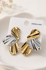 Shell Duo Stainless Steel Σκουλαρίκια Χαρακτηριστικά • Stainless Steel • Δίχρωμος σχεδιασμός (Gold & Silver) • Ανάγλυφο οργανικό σχέδιο εμπνευσμένο από κοχύλια • Sculptural statement αισθητική Διαστάσεις : Μήκος 4εκ. • Ανθεκτικά στην καθημερινή χρήση • Ελαφριά και άνετη εφαρμογή Υλικό Stainless Steel  Υποαλλεργικό  Δεν μαυρίζει εύκολα Ανθεκτικό στη φθορά και την καθημερινή χρήση  Δεν σκουριάζει Διατηρεί τη λάμψη του για μεγάλο χρονικό διάστημα