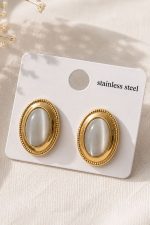 Glam Oval  Stainless Steel Σκουλαρίκια Χαρακτηριστικά Προϊόντος • Stainless Steel • Χρυσή απόχρωση • Οβάλ σχέδιο με περλέ λεπτομέρεια • Διάμετρος: 3 εκ. • Vintage-inspired αισθητική • Υποαλλεργικά • Ελαφριά και άνετα • Ιδανικά για καθημερινές και elegant εμφανίσεις
