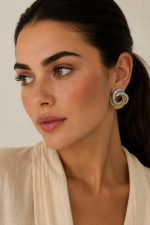 Mini Cycle Knot Stainless Steel Σκουλαρίκια Χαρακτηριστικά Προϊόντος • Υψηλής ποιότητας Stainless Steel • Δίχρωμος σχεδιασμός σε χρυσή & ασημί απόχρωση • Mini Cycle σχέδιο • Διάμετρος: 2 εκ. (20 mm) • Minimal & elegant αισθητική • Ανθεκτικά στη φθορά και την καθημερινή χρήση • Ελαφριά και άνετα στην εφαρμογή Υλικό Stainless Steel  Υποαλλεργικό  Δεν μαυρίζει εύκολα Ανθεκτικό στη φθορά και την καθημερινή χρήση  Δεν σκουριάζει Διατηρεί τη λάμψη του για μεγάλο χρονικό διάστημα Οδηγίες Φροντίδας Για να διατηρήσουν τη λάμψη τους, συνιστάται να αποφεύγεται η παρατεταμένη επαφή με αρώματα, χημικά προϊόντα και θαλασσινό νερό. Φυλάξτε τα σε στεγνό χώρο όταν δεν χρησιμοποιούνται.