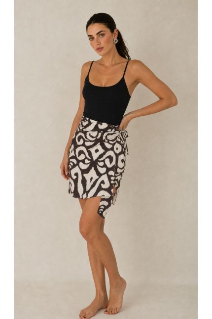 Viscose Wrap Mini Skirt Κωδικός: 7891 Χαρακτηριστικά Προϊόντος • Mini κρουαζέ φούστα με ρυθμιζόμενο δέσιμο στη μέση • Διπλή εφαρμογή με εσωτερικό και εξωτερικό δέσιμο • Εσωτερικό φύλλο που ασφαλίζει με κορδονάκι • Εξωτερικό φύλλο που αγκαλιάζει το σώμα και δένει στη μέση • Προσαρμόζεται εύκολα στη σιλουέτα • Άνετη και θηλυκή γραμμή • One Size – καλύπτει έως Large • Ύφασμα από viscose blend σύνθεση • Ανάλαφρη, δροσερή και breathable αίσθηση • Μαλακή υφή με όμορφη φυσική κίνηση • Ιδανική για καθημερινές εμφανίσεις και καλοκαιρινά looks Διαστάσεις (One Size) • Μέση: έως 100 cm (ρυθμιζόμενη με δέσιμο) • Περιφέρεια: έως 110 cm • Μήκος: Mini Οδηγίες Φροντίδας • Πλύσιμο στους 30°C • Χωρίς στύψιμο • Σιδέρωμα σε χαμηλή θερμοκρασία
