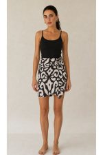 Viscose Wrap Mini Skirt Κωδικός: 7891 Χαρακτηριστικά Προϊόντος • Mini κρουαζέ φούστα με ρυθμιζόμενο δέσιμο στη μέση • Διπλή εφαρμογή με εσωτερικό και εξωτερικό δέσιμο • Εσωτερικό φύλλο που ασφαλίζει με κορδονάκι • Εξωτερικό φύλλο που αγκαλιάζει το σώμα και δένει στη μέση • Προσαρμόζεται εύκολα στη σιλουέτα • Άνετη και θηλυκή γραμμή • One Size – καλύπτει έως Large • Ύφασμα από viscose blend σύνθεση • Ανάλαφρη, δροσερή και breathable αίσθηση • Μαλακή υφή με όμορφη φυσική κίνηση • Ιδανική για καθημερινές εμφανίσεις και καλοκαιρινά looks Διαστάσεις (One Size) • Μέση: έως 100 cm (ρυθμιζόμενη με δέσιμο) • Περιφέρεια: έως 110 cm • Μήκος: Mini Οδηγίες Φροντίδας • Πλύσιμο στους 30°C • Χωρίς στύψιμο • Σιδέρωμα σε χαμηλή θερμοκρασία
