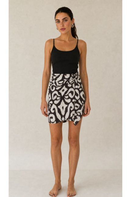 Viscose Wrap Mini Skirt Κωδικός: 7891 Χαρακτηριστικά Προϊόντος • Mini κρουαζέ φούστα με ρυθμιζόμενο δέσιμο στη μέση • Διπλή εφαρμογή με εσωτερικό και εξωτερικό δέσιμο • Εσωτερικό φύλλο που ασφαλίζει με κορδονάκι • Εξωτερικό φύλλο που αγκαλιάζει το σώμα και δένει στη μέση • Προσαρμόζεται εύκολα στη σιλουέτα • Άνετη και θηλυκή γραμμή • One Size – καλύπτει έως Large • Ύφασμα από viscose blend σύνθεση • Ανάλαφρη, δροσερή και breathable αίσθηση • Μαλακή υφή με όμορφη φυσική κίνηση • Ιδανική για καθημερινές εμφανίσεις και καλοκαιρινά looks Διαστάσεις (One Size) • Μέση: έως 100 cm (ρυθμιζόμενη με δέσιμο) • Περιφέρεια: έως 110 cm • Μήκος: Mini Οδηγίες Φροντίδας • Πλύσιμο στους 30°C • Χωρίς στύψιμο • Σιδέρωμα σε χαμηλή θερμοκρασία