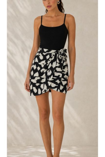 Viscose Wrap Mini Skirt Κωδικός: 7891 Χαρακτηριστικά Προϊόντος • Mini κρουαζέ φούστα με ρυθμιζόμενο δέσιμο στη μέση • Διπλή εφαρμογή με εσωτερικό και εξωτερικό δέσιμο • Εσωτερικό φύλλο που ασφαλίζει με κορδονάκι • Εξωτερικό φύλλο που αγκαλιάζει το σώμα και δένει στη μέση • Προσαρμόζεται εύκολα στη σιλουέτα • Άνετη και θηλυκή γραμμή • One Size – καλύπτει έως Large • Ύφασμα από viscose blend σύνθεση • Ανάλαφρη, δροσερή και breathable αίσθηση • Μαλακή υφή με όμορφη φυσική κίνηση • Ιδανική για καθημερινές εμφανίσεις και καλοκαιρινά looks Διαστάσεις (One Size) • Μέση: έως 100 cm (ρυθμιζόμενη με δέσιμο) • Περιφέρεια: έως 110 cm • Μήκος: Mini Οδηγίες Φροντίδας • Πλύσιμο στους 30°C • Χωρίς στύψιμο • Σιδέρωμα σε χαμηλή θερμοκρασία