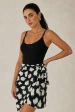 Viscose Wrap Mini Skirt Κωδικός: 7891 Χαρακτηριστικά Προϊόντος • Mini κρουαζέ φούστα με ρυθμιζόμενο δέσιμο στη μέση • Διπλή εφαρμογή με εσωτερικό και εξωτερικό δέσιμο • Εσωτερικό φύλλο που ασφαλίζει με κορδονάκι • Εξωτερικό φύλλο που αγκαλιάζει το σώμα και δένει στη μέση • Προσαρμόζεται εύκολα στη σιλουέτα • Άνετη και θηλυκή γραμμή • One Size – καλύπτει έως Large • Ύφασμα από viscose blend σύνθεση • Ανάλαφρη, δροσερή και breathable αίσθηση • Μαλακή υφή με όμορφη φυσική κίνηση • Ιδανική για καθημερινές εμφανίσεις και καλοκαιρινά looks Διαστάσεις (One Size) • Μέση: έως 100 cm (ρυθμιζόμενη με δέσιμο) • Περιφέρεια: έως 110 cm • Μήκος: Mini Οδηγίες Φροντίδας • Πλύσιμο στους 30°C • Χωρίς στύψιμο • Σιδέρωμα σε χαμηλή θερμοκρασία