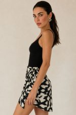 Viscose Wrap Mini Skirt Κωδικός: 7891 Χαρακτηριστικά Προϊόντος • Mini κρουαζέ φούστα με ρυθμιζόμενο δέσιμο στη μέση • Διπλή εφαρμογή με εσωτερικό και εξωτερικό δέσιμο • Εσωτερικό φύλλο που ασφαλίζει με κορδονάκι • Εξωτερικό φύλλο που αγκαλιάζει το σώμα και δένει στη μέση • Προσαρμόζεται εύκολα στη σιλουέτα • Άνετη και θηλυκή γραμμή • One Size – καλύπτει έως Large • Ύφασμα από viscose blend σύνθεση • Ανάλαφρη, δροσερή και breathable αίσθηση • Μαλακή υφή με όμορφη φυσική κίνηση • Ιδανική για καθημερινές εμφανίσεις και καλοκαιρινά looks Διαστάσεις (One Size) • Μέση: έως 100 cm (ρυθμιζόμενη με δέσιμο) • Περιφέρεια: έως 110 cm • Μήκος: Mini Οδηγίες Φροντίδας • Πλύσιμο στους 30°C • Χωρίς στύψιμο • Σιδέρωμα σε χαμηλή θερμοκρασία