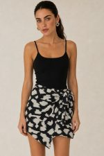 Viscose Wrap Mini Skirt Κωδικός: 7891 Χαρακτηριστικά Προϊόντος • Mini κρουαζέ φούστα με ρυθμιζόμενο δέσιμο στη μέση • Διπλή εφαρμογή με εσωτερικό και εξωτερικό δέσιμο • Εσωτερικό φύλλο που ασφαλίζει με κορδονάκι • Εξωτερικό φύλλο που αγκαλιάζει το σώμα και δένει στη μέση • Προσαρμόζεται εύκολα στη σιλουέτα • Άνετη και θηλυκή γραμμή • One Size – καλύπτει έως Large • Ύφασμα από viscose blend σύνθεση • Ανάλαφρη, δροσερή και breathable αίσθηση • Μαλακή υφή με όμορφη φυσική κίνηση • Ιδανική για καθημερινές εμφανίσεις και καλοκαιρινά looks Διαστάσεις (One Size) • Μέση: έως 100 cm (ρυθμιζόμενη με δέσιμο) • Περιφέρεια: έως 110 cm • Μήκος: Mini Οδηγίες Φροντίδας • Πλύσιμο στους 30°C • Χωρίς στύψιμο • Σιδέρωμα σε χαμηλή θερμοκρασία