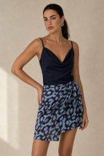 Viscose Wrap Mini Skirt Κωδικός: 7891 Χαρακτηριστικά Προϊόντος • Mini κρουαζέ φούστα με ρυθμιζόμενο δέσιμο στη μέση • Διπλή εφαρμογή με εσωτερικό και εξωτερικό δέσιμο • Εσωτερικό φύλλο που ασφαλίζει με κορδονάκι • Εξωτερικό φύλλο που αγκαλιάζει το σώμα και δένει στη μέση • Προσαρμόζεται εύκολα στη σιλουέτα • Άνετη και θηλυκή γραμμή • One Size – καλύπτει έως Large • Ύφασμα από viscose blend σύνθεση • Ανάλαφρη, δροσερή και breathable αίσθηση • Μαλακή υφή με όμορφη φυσική κίνηση • Ιδανική για καθημερινές εμφανίσεις και καλοκαιρινά looks Διαστάσεις (One Size) • Μέση: έως 100 cm (ρυθμιζόμενη με δέσιμο) • Περιφέρεια: έως 110 cm • Μήκος: Mini Οδηγίες Φροντίδας • Πλύσιμο στους 30°C • Χωρίς στύψιμο • Σιδέρωμα σε χαμηλή θερμοκρασία