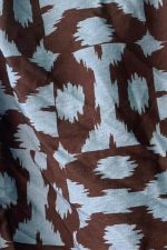 Viscose Wrap Mini Skirt Κωδικός: 7891 Χαρακτηριστικά Προϊόντος • Mini κρουαζέ φούστα με ρυθμιζόμενο δέσιμο στη μέση • Διπλή εφαρμογή με εσωτερικό και εξωτερικό δέσιμο • Εσωτερικό φύλλο που ασφαλίζει με κορδονάκι • Εξωτερικό φύλλο που αγκαλιάζει το σώμα και δένει στη μέση • Προσαρμόζεται εύκολα στη σιλουέτα • Άνετη και θηλυκή γραμμή • One Size – καλύπτει έως Large • Ύφασμα από viscose blend σύνθεση • Ανάλαφρη, δροσερή και breathable αίσθηση • Μαλακή υφή με όμορφη φυσική κίνηση • Ιδανική για καθημερινές εμφανίσεις και καλοκαιρινά looks Διαστάσεις (One Size) • Μέση: έως 100 cm (ρυθμιζόμενη με δέσιμο) • Περιφέρεια: έως 110 cm • Μήκος: Mini Οδηγίες Φροντίδας • Πλύσιμο στους 30°C • Χωρίς στύψιμο • Σιδέρωμα σε χαμηλή θερμοκρασία