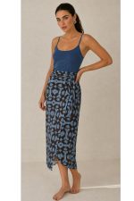 Serifos Viscose Wrap Midi Skirt Κωδικός: 2728 Χαρακτηριστικά Προϊόντος • Πολυμορφική κρουαζέ midi φούστα • Εσωτερικό φύλλο που ασφαλίζει με κορδονάκι • Εξωτερικό φύλλο που τυλίγει το σώμα και δένει στη μέση • Ρυθμιζόμενη εφαρμογή που προσαρμόζεται εύκολα στη σιλουέτα • Άνετη γραμμή με φυσική κίνηση • Midi μήκος • Ασύμμετρο τελείωμα • One Size – καλύπτει έως X-Large • Viscose blend σύνθεση • Ανάλαφρη, δροσερή και breathable αίσθηση • Πολύ μαλακή υφή με όμορφη εφαρμογή Διαστάσεις (One Size) • Μέση: έως 105 cm (ρυθμιζόμενη με δέσιμο) • Περιφέρεια: έως 120 cm • Μήκος: Midi Asymmetrical Οδηγίες Φροντίδας • Πλύσιμο στους 30°C • Χωρίς στύψιμο • Σιδέρωμα σε χαμηλή θερμοκρασία