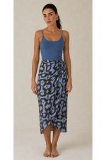 Serifos Viscose Wrap Midi Skirt Κωδικός: 2728 Χαρακτηριστικά Προϊόντος • Πολυμορφική κρουαζέ midi φούστα • Εσωτερικό φύλλο που ασφαλίζει με κορδονάκι • Εξωτερικό φύλλο που τυλίγει το σώμα και δένει στη μέση • Ρυθμιζόμενη εφαρμογή που προσαρμόζεται εύκολα στη σιλουέτα • Άνετη γραμμή με φυσική κίνηση • Midi μήκος • Ασύμμετρο τελείωμα • One Size – καλύπτει έως X-Large • Viscose blend σύνθεση • Ανάλαφρη, δροσερή και breathable αίσθηση • Πολύ μαλακή υφή με όμορφη εφαρμογή Διαστάσεις (One Size) • Μέση: έως 105 cm (ρυθμιζόμενη με δέσιμο) • Περιφέρεια: έως 120 cm • Μήκος: Midi Asymmetrical Οδηγίες Φροντίδας • Πλύσιμο στους 30°C • Χωρίς στύψιμο • Σιδέρωμα σε χαμηλή θερμοκρασία